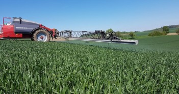 Committee chair calls for govt to reverse brexit chemical plans Leeb
