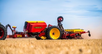 Vaderstad launches new high speed precision tempo drill Väderstad Tempo L 8