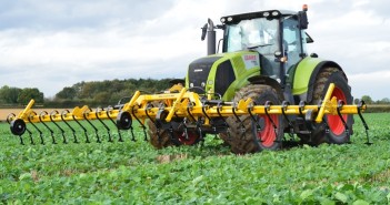 Claydon to launch new TerraBlade heavy duty inter-row hoes at LAMMA 2020 Show The new Claydon TerraBlade Heavy Duty incorporate a fixed centre and two outer sections which fold vertically. This is the 8m unit.