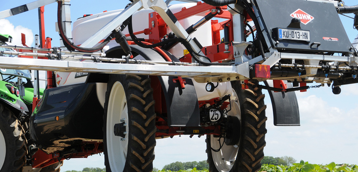 Automatic wheel following system for Kuhn trailed sprayers