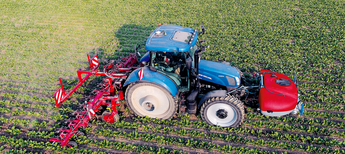 LEMKEN combines hoeing technology with a front tank